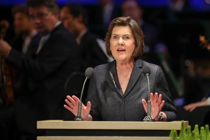 ... Festspielpräsidentin Helga Rabl-Stadler fragte: "Würden wir nicht gerne - wenn nicht unsere Seelenfenster - zumindest unsere Ohren und Augen verschließen vor dem Grauen in Fern und Nah?" ...