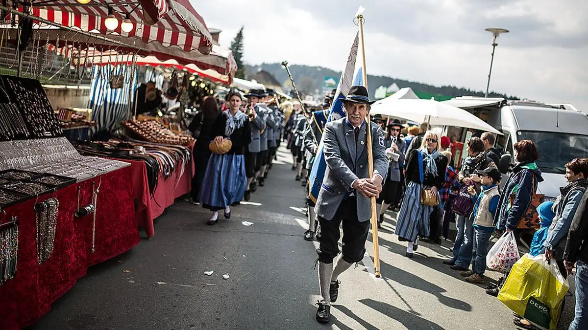 Fahnenträger Johann Neuwersch geht vorne weg