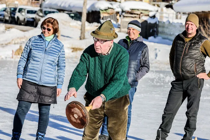 Hier wird scharf geschossen! Eisstockschießen wird hier mit großer Passion betrieben.