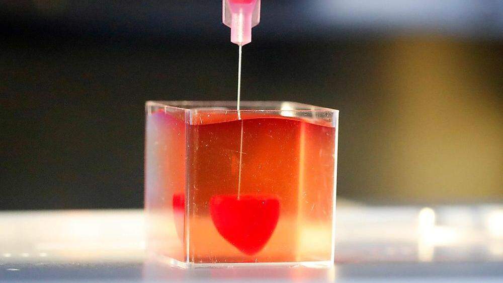 Das Bild zeigt das Mini-Herz, das aus dem 3-D-Drucker kommt