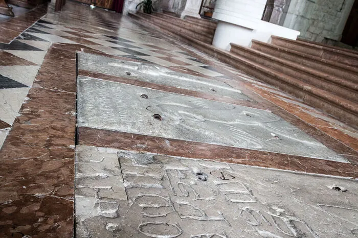 Die Körper stammen alle aus Gräbern im Steinboden des Doms, wo zwischen 1348 und 1881 Angehörige des Klerus und besonders prominente Bürger beerdigt wurden.