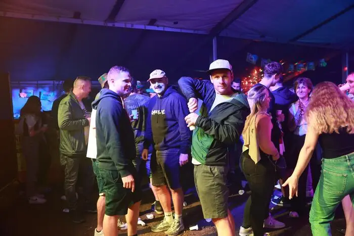 Kulinarisch verwöhnt wurden die Besucher mit Schnitzelsemmeln und Currywurst, serviert von Murtal Catering.