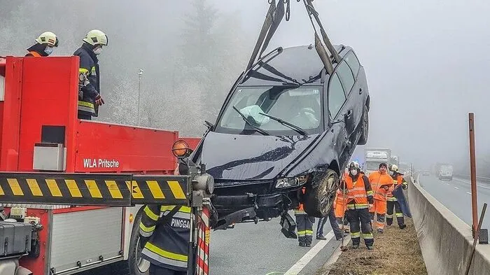 Die Feuerwehr transportierte das beschädigte Fluchtfahrzeug ab