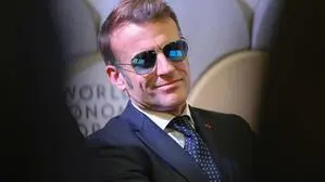 Frankreichs Präsident Emmanuel Macron mit schicker Sonnenbrille