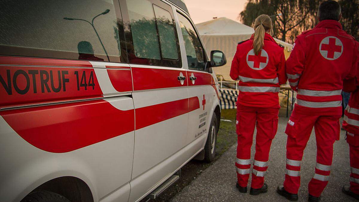 Die Rettung brachte die 87-Jährige ins UKH Villach (Symbolbild)