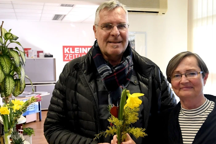 Redakteurin Ulla Patz überreichte eine Blume an Karl Springenschmid aus Weiz.