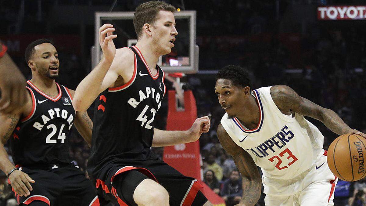 Der Wiener Jakob Pöltl (Mitte) im Einsatz für die Toronto Raptors