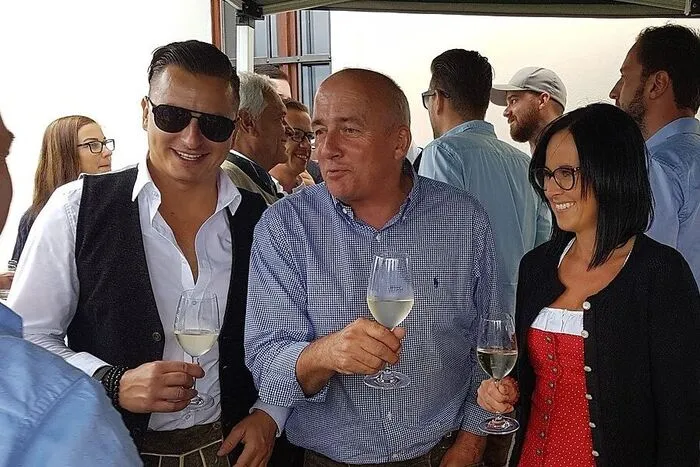 Überraschend mischte sich Andreas Gabalier beim Kapellenfest in Gschmaier (Gemeinde Gersdorf) unter die Gäste - und blieb zwölf Stunden lang dort. Mehr dazu...