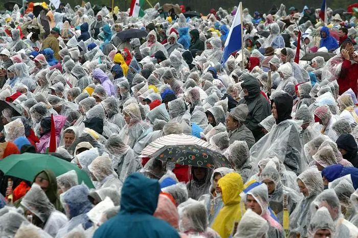Ein Ereignis ganz anderer Art war die „Wallfahrt der Völker“ am 22. Mai 2004. Sie trug den Namen nicht zu Unrecht – 80 Bischöfe und 100.000 Pilger aus acht Nationen nahmen daran teil, vor allem aus Ost- und Südosteuropa. Bei strömendem Regen wurde nahe dem Flugplatz Mariazell eine Festmesse gefeiert, und wer dabei war, wird das wohl nie vergessen. Drei Jahre später kam Papst Benedikt XVI. zum Jubiläum „850 Jahre Mariazell“.
