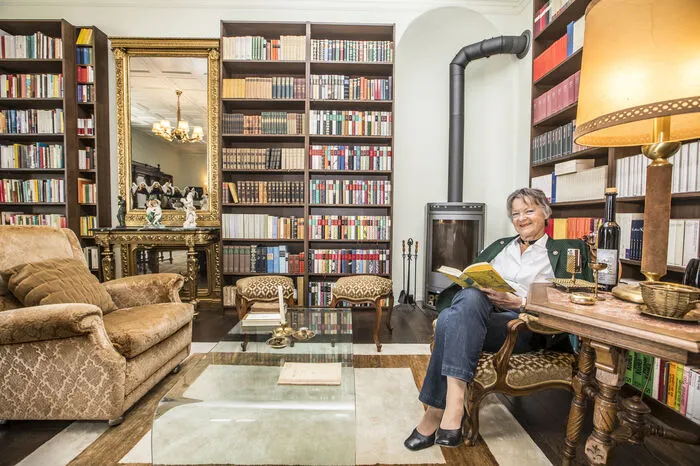 Ilse Peschl in der Bibliothek