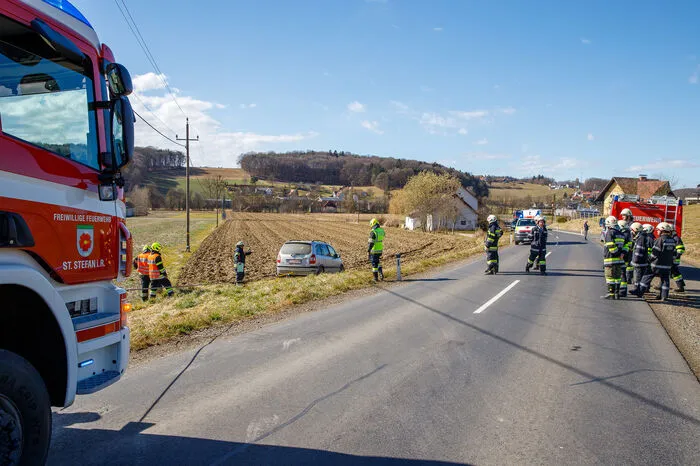 Er landete mit seinem Fahrzeug im Acker, blieb jedoch unverletzt. Am Pkw entstand hoher Sachschaden.
