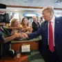 Donald Trump mit Fans nach seinem Gerichtstermin in Miami 