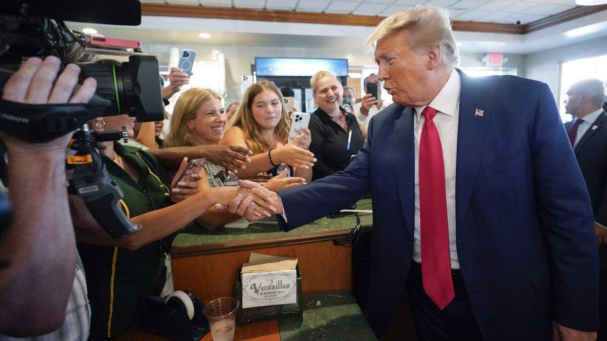 Donald Trump mit Fans nach seinem Gerichtstermin in Miami 