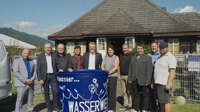 Vertreter der Mitgliedsgemeinden und Verantwortungsträger versammelten sich beim 50-Jahr-Jubiläum rund um den symbolischen Trinkwasserbrunnen in Maßweg