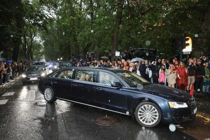 Auch König Haakon VIII., Königin Mette-Marit und die engsten Angehörigen begleiteten den Trauerzug.
