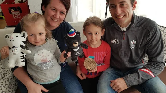 Über die Heimkehr von Willi Denifl freuen sich Ute und die beiden Töchter Nina und Hanna, die natürlich sehr stolz auf ihren Mann beziehungsweise Papa sind.