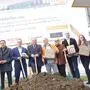 Niceshops-Gründer Roland Fink (6. v. re.) und LH Hermann Schützenhöfer feierten mit weiteren Ehrengästen den Spatenstich des Zubaus