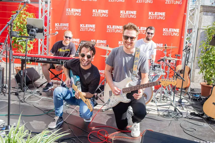 Die Osttiroler Band Broseidon mit Alexander Schneider, Florian Eder, Lukas Bachlechner und Johannes Steinringer sorgt für Stimmung und gemütliche Momente im großen Outdoor-Wohnzimmer mitten im Zentrum.