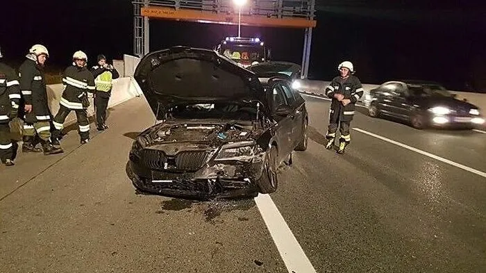Pkw touchierte die  Betonleitwand