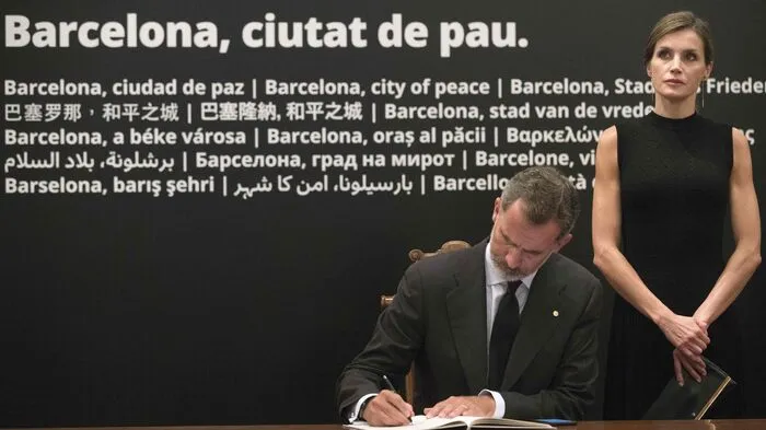 König Felipe VI. und seine Frau Letizia besuchten gestern Barcelona, um sich in das Kondolenzbuch einzutragen und Blumen am Ort des Anschlags niederzulegen.