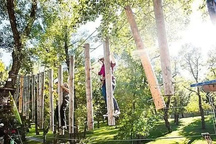 Wien. Direkt im alten Pappelbestand des Wiener Traditionsbades Gänselhäufel warten 79 Plattformen in Höhen bis zu 8 Metern, 10 Parcours auf einer Länge von mehr als 1500 Metern und 26 Flying-Fox-Anlagen. Preis: ab 14 Euro.