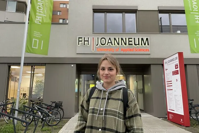 Julia Hofer (24), Wien, jetzt BirkfeldStudium: Gesundheits- und Krankenpflege- Bachelor seit 2022Stammlokal: Sägewerk EggenbergNebenjob: Ich bin gerade auf der Suche. Monatsbudget: 1000 Euro, 500 Euro von den Eltern, der Rest von früheren Jobs erspartWohnung: Mit Partner, kostet 800 EuroBerufswunsch: Diplomkrankenpflege oder OP-AssistentinWo ich leben will: Am Land