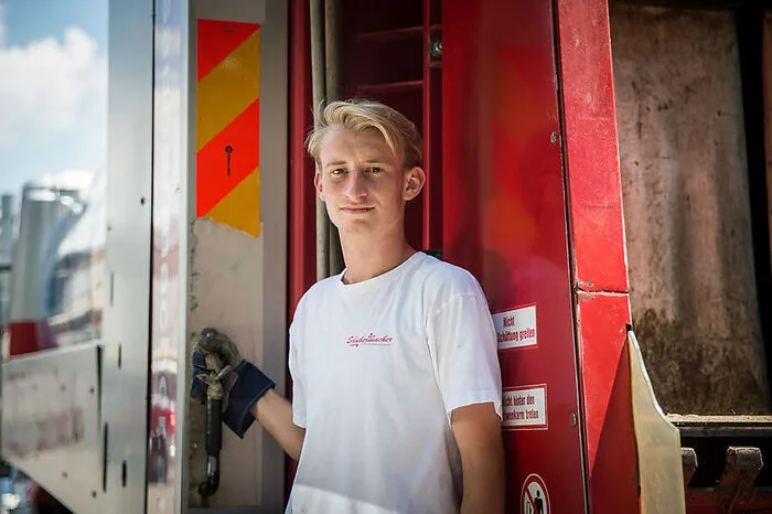 Klaus Westreicher (20) aus Fernitz steht diesen Sommer einen Monat lang als Lader im Dienst von Saubermacher.