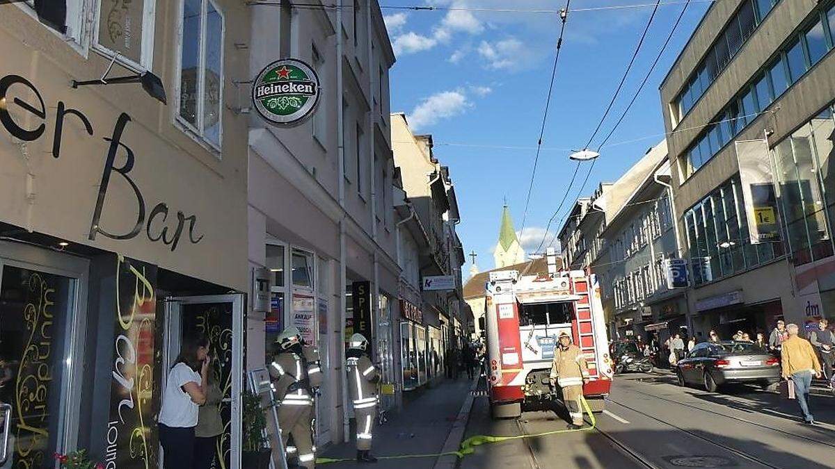 Die Berufsfeuerwehr der Stadt Graz stand mit fünf Fahrzeugen und 21 Mann im Einsatz.