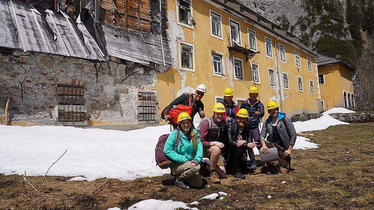 Das Grazer Team besuchte das Haus in Tirol mit den Mitgliedern der Initiative &quot;Rettet das Herrenhaus&quot; im Mai