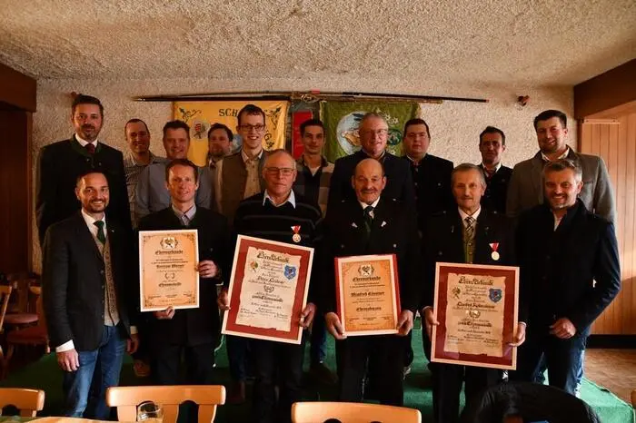 Die Schützengarde ist der mit Abstand älteste Verein in St. Peter Kammersberg. Für das Jahr 2027 ist ein Jubiläumsfest zum 350-jährigen Bestehen geplant. 