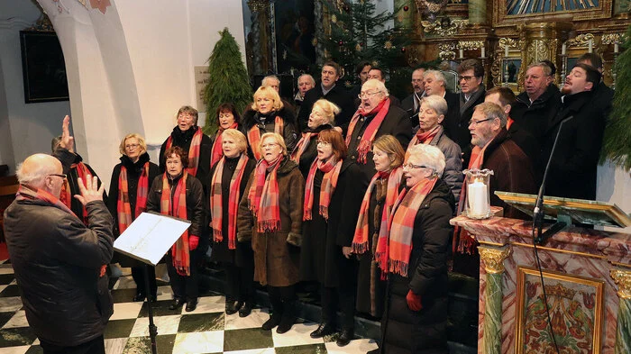 Der "Gemischte Chor Ossiach" unter der Leitung von Alois Gaggl singt gemeinsam mit dem "MGV Ossiach" unter der Leitung von Andreas Leeb das Abschlusslied.