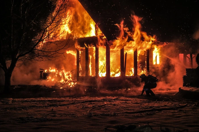 100 Feuerwehrleute standen bis in die Morgenstunden im Einsatz.