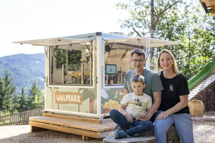 Juniorchef Theo arbeitet im Waldpark seiner Eltern Angelika und Erhard Pretterhofer schon eifrig mit