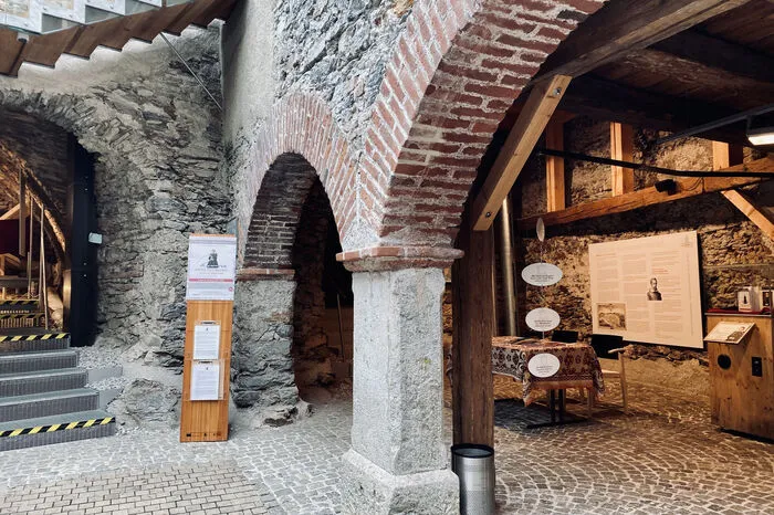 In den historischen, rund 600 Jahre alten Räumlichkeiten im Rathaus Murau, findet die Sonderausstellung zu Anna Neumann statt.