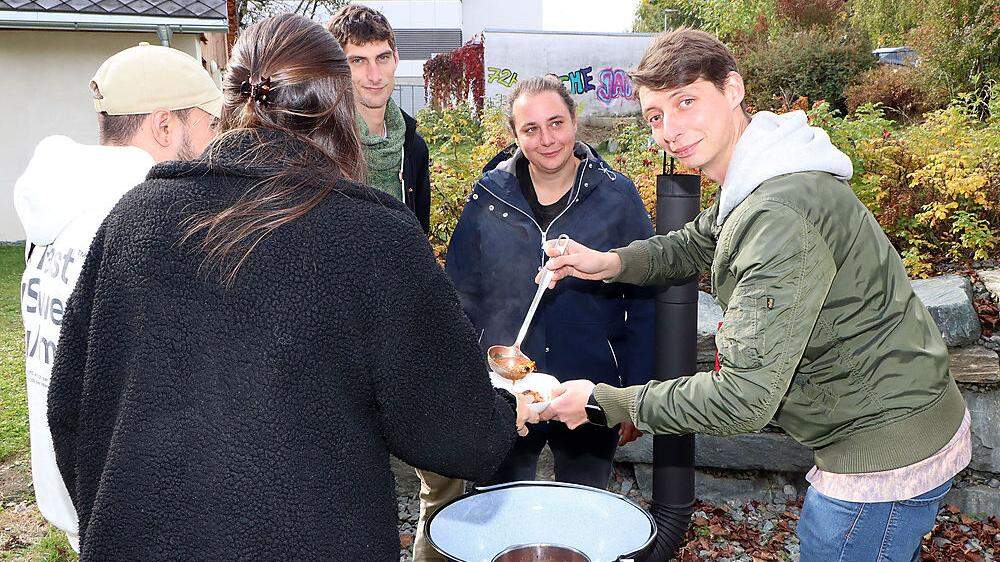 Bei der Essensverteilung von links: Joshua Seidl, Manuela Wresnik und Michael Kröndl 