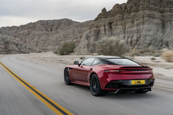 Der liefert 725 PS und ein Maximum von 900 Newtonmetern Drehmoment zwischen 1800 und 5000 Touren, die das Coupé in 3,4 Sekunden von 0 auf 100 km/h katapultiert.