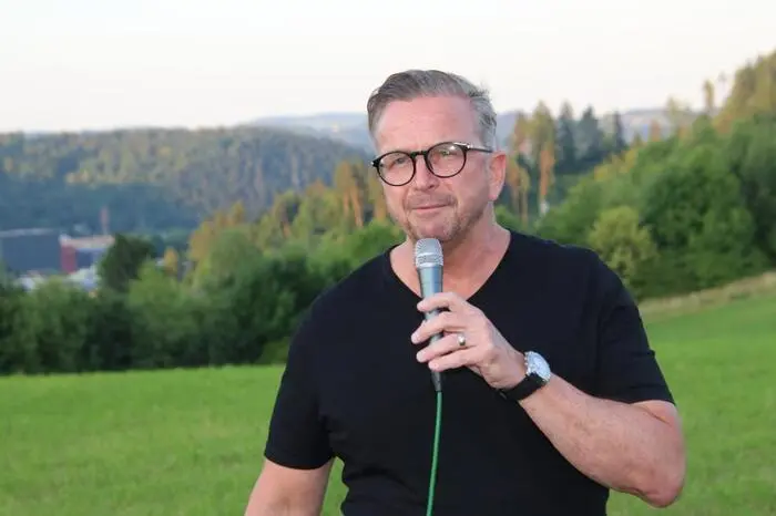 Bürgermeister Helmut Linhart begrüßte die Gäste in einer Rede.