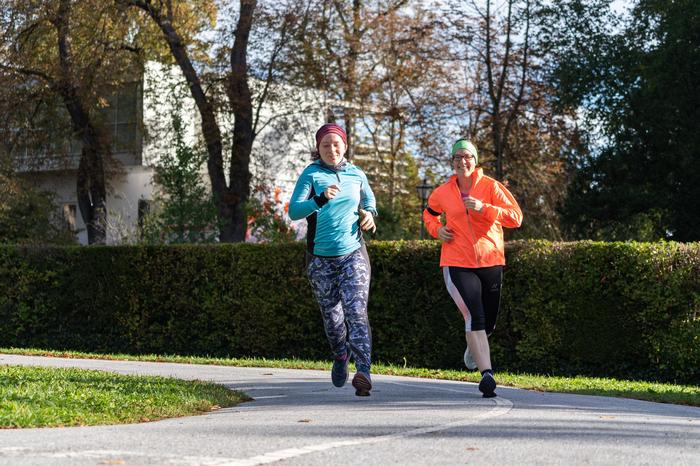 Gabriela Hofer und Elisabeth Lachner sind gemeinsam unterwegs