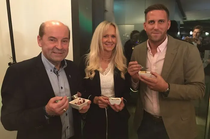 Landtagsabgeordneter Erich Hafner (FPÖ) mit Johannes Sauseng (Lieferservice Gleisdorf, nominiert als "Newcomer") und Begleitung.