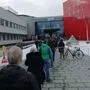 Lange Warteschlangen vor dem Congress Center Villach 