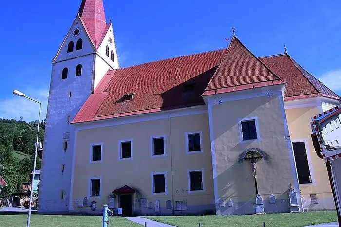 Der Kirchenchor umrahmte mit schwungvoll-feierlichen Gesängen den Gottesdienst, im Anschluss wurde dann gemütlich geplaudert. Auch Kainachs Bürgermeister Bernd Gratzer war unter den Gästen.