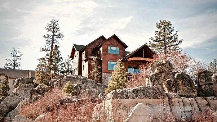 Zwar gibt es auch Hotels, aber wer die richtige "Big Bear Experience" erleben will, sollte eine der zahlreichen Kabinen meiten. In die Urlaubshütten-Siedlung reiht sich etwa das Domizil eines Schauspielers, der in der Vampir-Saga „Twilight“ und der Serie „The Vampire Diaries“ zu sehen ist.