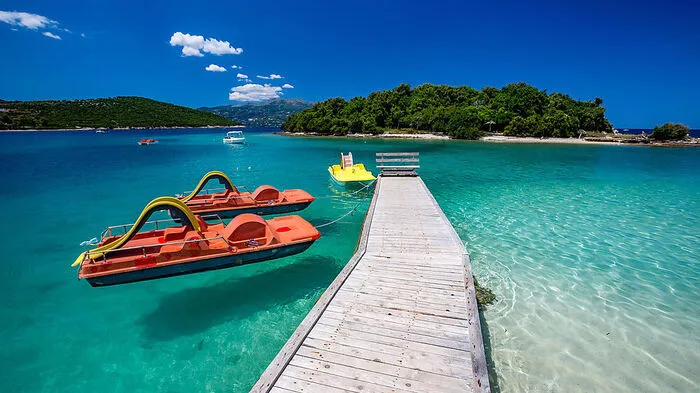 Es ist würdig und recht, dass dieser Strand den Namen Bora Bora trägt. Das denkt man so bei sich, während der weiße Sand durch die Zehen rieselt und einem die Augen in allen Facetten von Blau übergehen. Nur dass man dafür nicht nach Französisch-Polynesien reist, sondern nach Albanien. Ja, dieses Albanien.