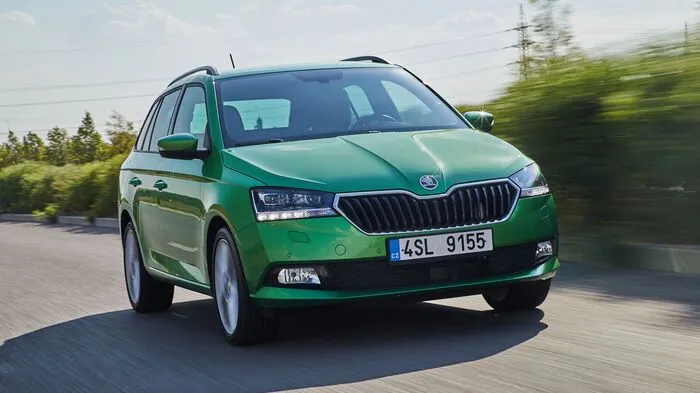 Update für den Skoda Fabia: Der Kleinwagen wurde mit neu gestalteten Front- und Heckschürzen sowie den erstmals verfügbaren LED-Scheinwerfern und -Heckleuchten aufgemotzt. Auch das Angebot an Leichtmetallrädern wurde erweitert – unter anderem um 18 Zoll große Räder für das Kurzheck-Modell.