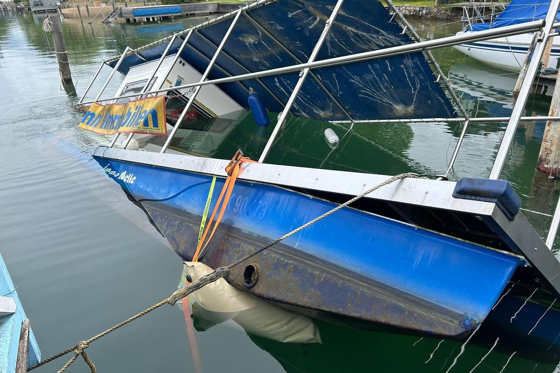 Aufwendige Bergung  : Taucher im Einsatz: Boot am Wörtheresee drohte zu sinken