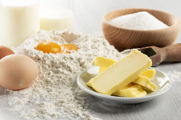 Butter. Nicht unbedenklich ist auch die Butter. Für ein Kilogramm konventionell hergestellter Butter werden 23,8 Kilogram CO2-Äquivalente ausgestoßen (Quelle: Ökotest). Der Hintergrund: Für die Herstellung von einem Kilogramm Butter braucht es circa 18 Liter Milch, also entsprechend viele Kühe. Diese bilden zum einen Methan, zum anderen fressen die Kühe nicht nur Gras, sondern (je nach Haltungsart) auch Kraftfutter mit Soja. Das wiederum hat einen langen Transportweg hinter sich, da es häufig aus Südamerika stammt. Hier gilt es allerdings zu differenzieren: So muss bei Bio-Kühen 60 Prozent des tägliche Bedarfs durch Raufutter (zum Beispiel Kleegras oder Heu) gedeckt werden, sie fressen also weniger Kraftfutter aus Soja als konventionelle Hochleistungskühe (Quelle: BIO-WISSEN). Zudem ist zu bedenken, dass Butter laut Statistik-Austria im Pro-Kopf-Verbrauch einen sehr viel geringeren Anteil (2018: 5,5 Kilogramm) ausmacht als beispielsweise Fleisch (2018: 64,1 Kilogramm).