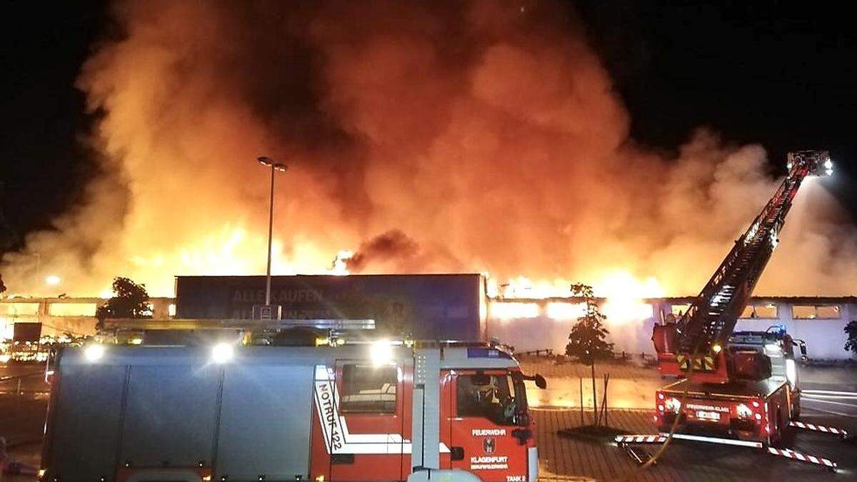 Trotz des Großeinsatzes zahlreicher Feuerwehren brannte der Supermarkt komplett nieder