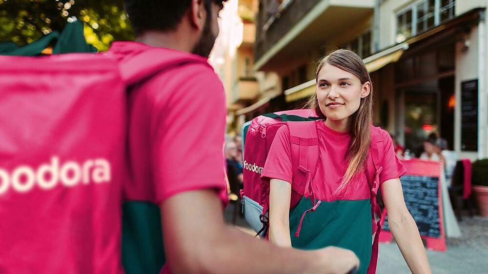 Für die mehr als 2600 Fahrrad-Zustellerinnen und -Zusteller wird sich die Farbe des Outfits von Grün zu Pink ändern