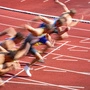 Dynamischer Start mit verschwommenen Läufern in der Leichtathletik