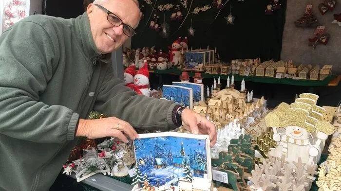 Christbaumschmuck gibt es auch beim Diskonter. Bei den Ständen am Christkindlmarkt aber gibt es Handarbeit – „und zwar nicht aus China importierte“, wie Walter Mak anmerkt. Der Standler hat handgesägte Windlichter ebenso im Repertoire wie Glaskugeln aus Deutschland. Kurios: die Küchenmagneten mit der Aufschrift Klagenfurt und einer Landschaft, die der Stadt nicht im entferntesten ähnelt. „Aber die Italiener lieben es.“
